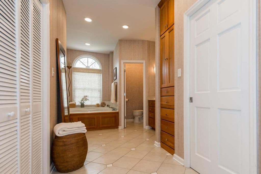 Oak Ridge Master Bathroom - Before